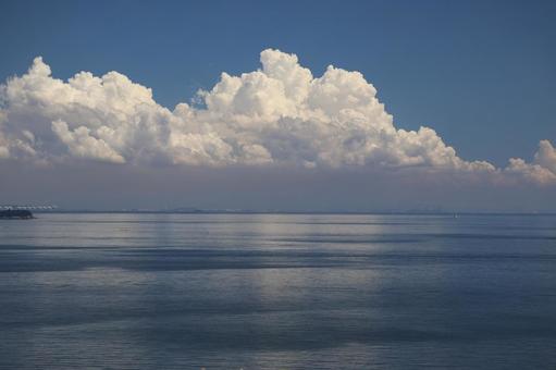 青空と白い雲と海と霞む街並みの風景 青空と白い雲と海と霞む街並みの風景 青空,白い,雲の写真素材