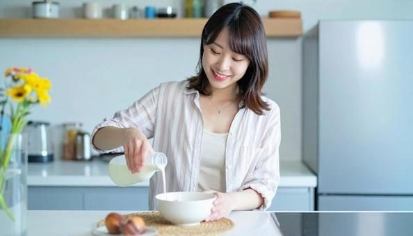 健康的で美しい女性の朝食風景 健康的で美しい女性の朝食風景の写真