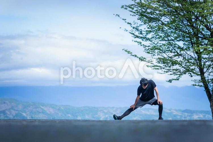 公園で準備運動する男性（屈伸） 運動,背景,準備運動の写真素材