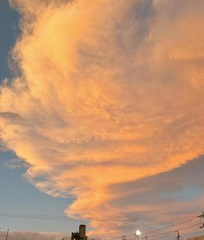 夕焼けの空 夕焼けの空 あおぞら,雲,夕方の写真素材