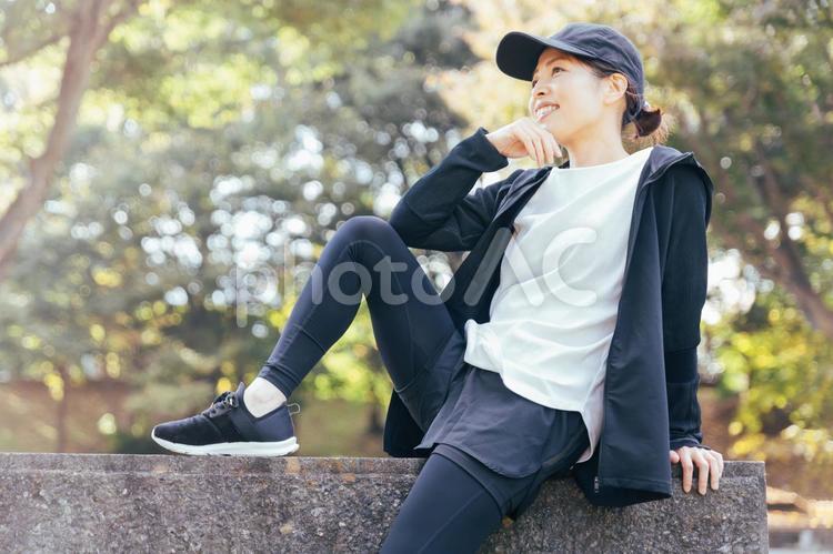 公園で休むスポーツウェアを着た女性 運動,スポーツ,散歩の写真素材