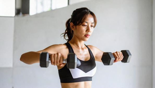 女性トレーニーの筋トレ 女性トレーニーの筋トレの写真