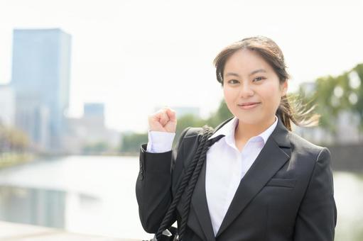 屋外でガッツポーズの女性 屋外でガッツポーズの女性 日本人,女性,新入社員の写真素材