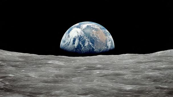 漆黒の宇宙に昇る地球 漆黒の宇宙に昇る地球の写真