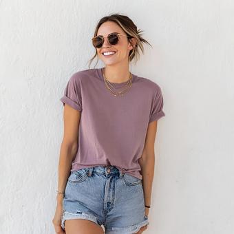 サングラスとTシャツを着た笑顔の女性 サングラスとTシャツを着た笑顔の女性の写真