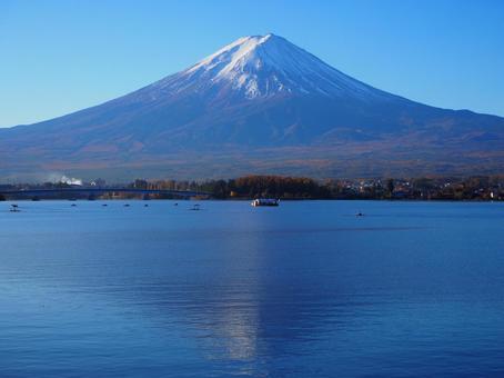 湖面に霞む富士 湖面に霞む富士の写真