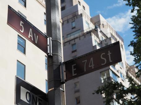 ニューヨーク標識板:5th×74th ニューヨーク標識板:5th×74th 標識板,道路標識,道路の写真素材