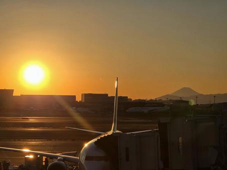 飛行機と富士山 飛行機,富士山,羽田空港の写真素材