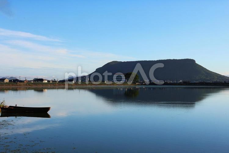 ７月中旬の早朝の久米池からの屋島の風景 景色,風景,山の写真素材