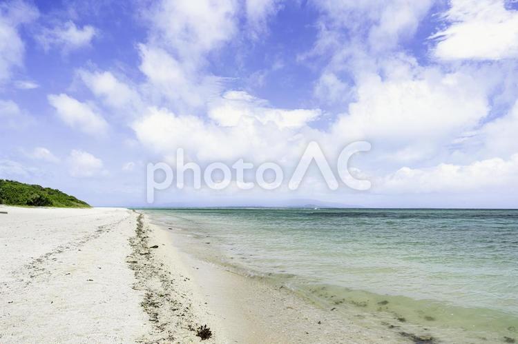 沖縄-【竹富島－竹富島の風景】 海,青,青空の写真素材