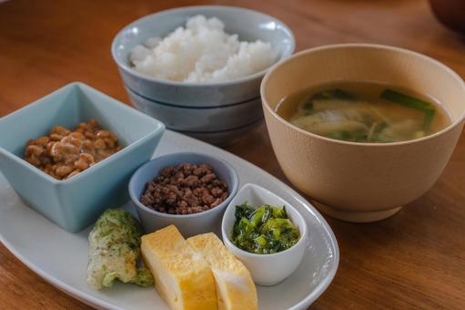 和食の朝食セット ご飯と味噌汁と納豆 和食の朝食セット ご飯と味噌汁と納豆の写真