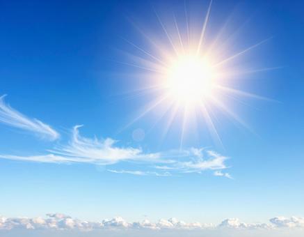 青空に広がる白い雲と爽やかな晴天と空模様 青空に広がる白い雲と爽やかな晴天と空模様の写真
