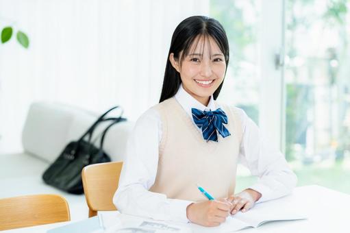 自宅で勉強をする女子高生 自宅で勉強をする女子高生 高校生,女子,笑顔の写真素材