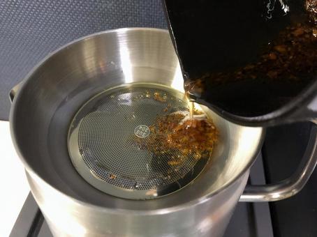 天ぷらに使った油を油こし器で精製する 天ぷらに使った油を油こし器で精製する クッキング,揚げ物,フライヤーの写真素材
