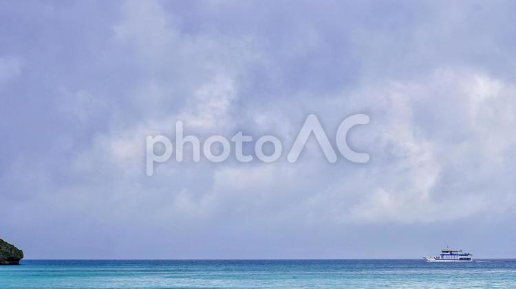 うるま市津堅島から見えるフェリーくがに フェリーくがに,海,津堅の写真素材