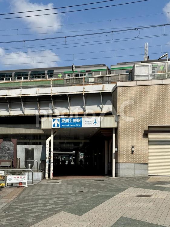 上野駅　線路の下のトンネル 鉄橋,高架橋,トンネルの写真素材