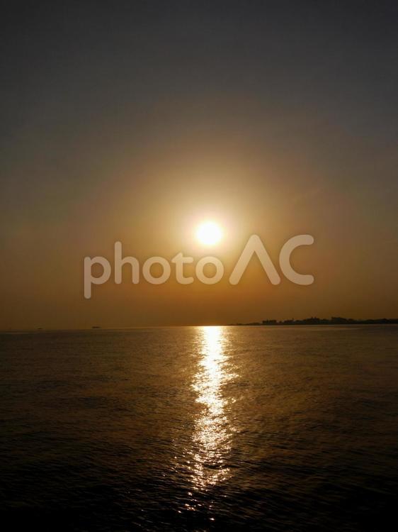 舞子浜の夕暮れの海 海,水,夕日の写真素材