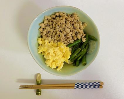 3色鶏そぼろ丼と箸 3色鶏そぼろ丼と箸 そぼろ丼,鶏そぼろ丼,食べ物の写真素材