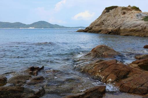 ８月下旬の高松市長崎の鼻からの風景 岩礁,島,白波の写真素材