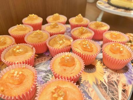 たくさんのピーチのカップケーキ たくさんのピーチのカップケーキ ピーチ,味しそう,マフィンの写真素材