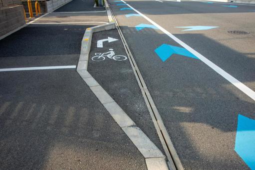 道路端に設けられた自転車用右折待機場所 道路端に設けられた自転車用右折待機場所の写真