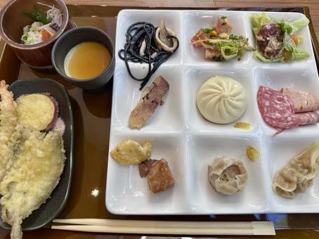 どれから食べる？ バイキング,中華,サラダの写真素材