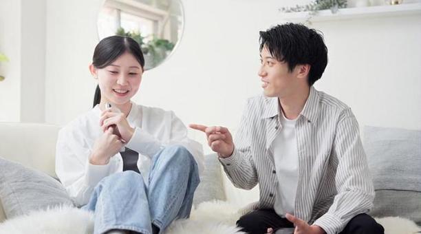 スマホが原因で口論をするアジア人カップル 女性,男性,喧嘩の写真素材