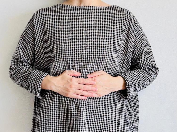 お腹に手を当てて痛がる女性 腹痛,女性,pmsの写真素材