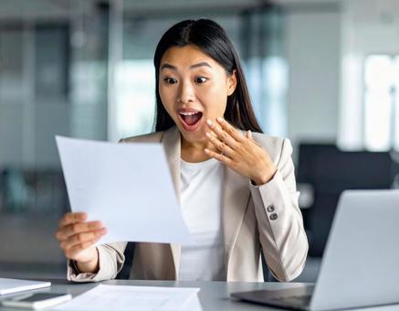 成果が出た!喜ぶビジネスパーソン(女性) 成果が出た!喜ぶビジネスパーソン(女性)の写真