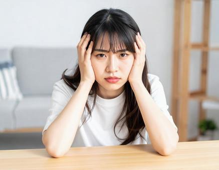 頭を抱える女性 頭を抱える女性の写真