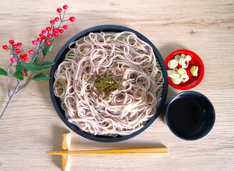 ざるそば＆南天（木目・俯瞰） ざるそば,南天,箸の写真素材