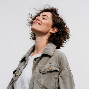 目を瞑って微笑む女性 目を瞑って微笑む女性の写真