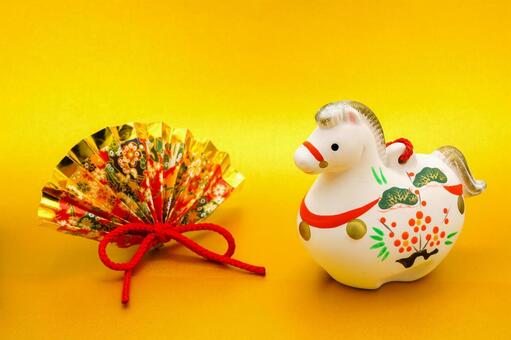 午の土鈴とお正月飾り 午,お正月,年賀状の写真素材