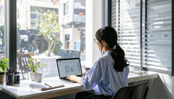 カフェで仕事をするフリーランス女性 カフェで仕事をするフリーランス女性の写真