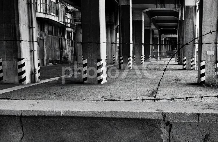 荒れたガード下 白黒写真 高架下,鉄線,陸橋の写真素材