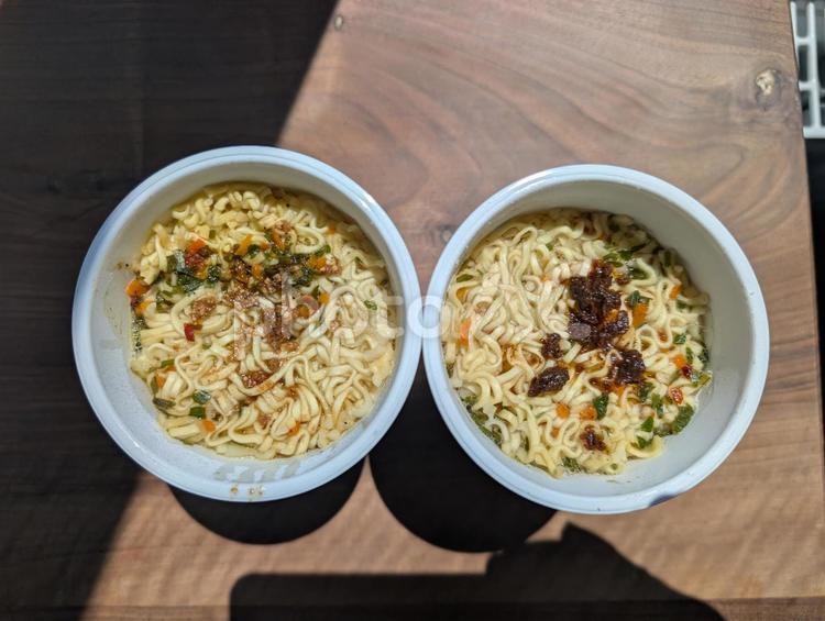 インスタントラーメン インスタントラーメン,ビーフ味,チキン味の写真素材