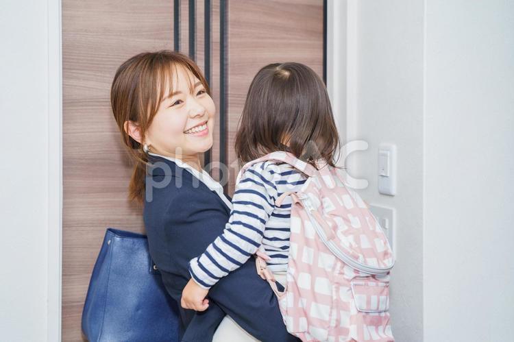 女の子をだっこする笑顔のママ 日本人,人物,家族の写真素材