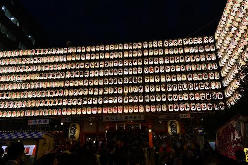酉の市の花園神社の提灯の写真