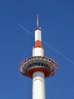 ヒコーキ雲と京都タワー ヒコーキ雲と京都タワーの写真