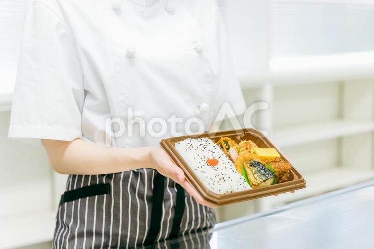 お弁当を作る調理師の女性（顔なし） 弁当,テイクアウト,デリカの写真素材
