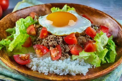 目玉焼きをのせたタコライス 目玉焼きをのせたタコライスの写真