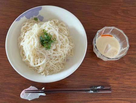 播磨素麺にやぐらねぎとごまみそだれの昼食 播磨素麺にやぐらねぎとごまみそだれの昼食の写真