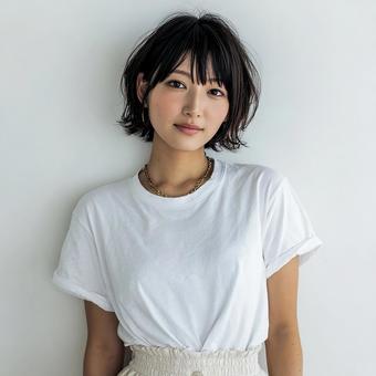 光と影が美しいショートヘアの日本人女性の写真