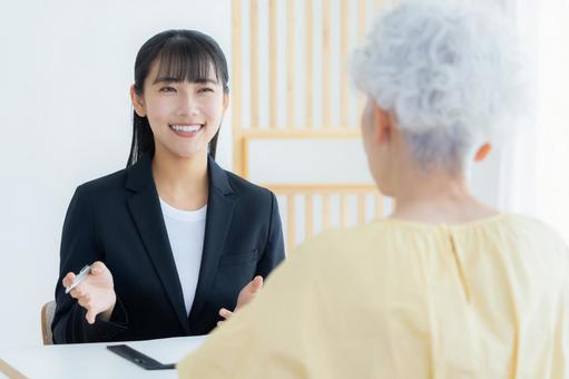 A businesswoman negotiating with a senior woman, JPG A businesswoman negotiating with a senior woman, JPG