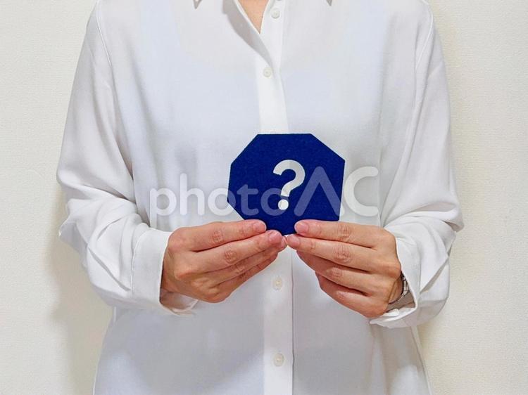 クエスチョンマークを持った女性社員 クエスチョン,はてな,マークの写真素材