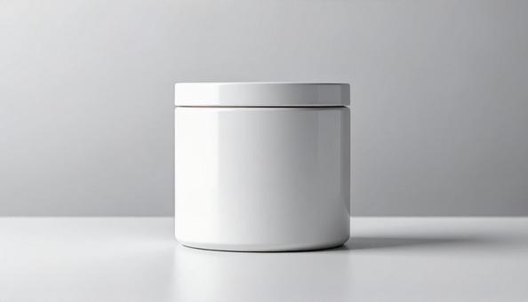 シンプルな白い陶器の入れ物B シンプルな白い陶器の入れ物Bの写真