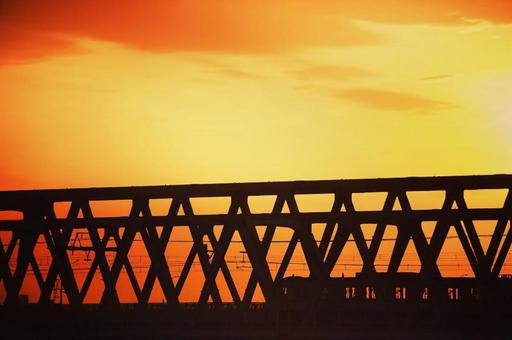 夕方 夕方 電車,線路,高架橋の写真素材