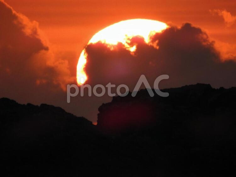 海に沈む夕日 夕日,海,雲の写真素材