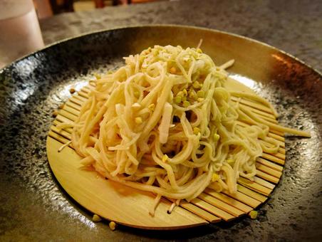 蕎麦の実がトッピングされたざるそば 蕎麦の実がトッピングされたざるそばの写真