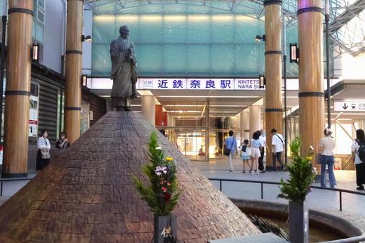 近鉄奈良駅の駅舎と行基像&噴水 行基広場 近鉄奈良駅の駅舎と行基像&噴水 行基広場 近鉄奈良駅,近鉄,奈良駅の写真素材